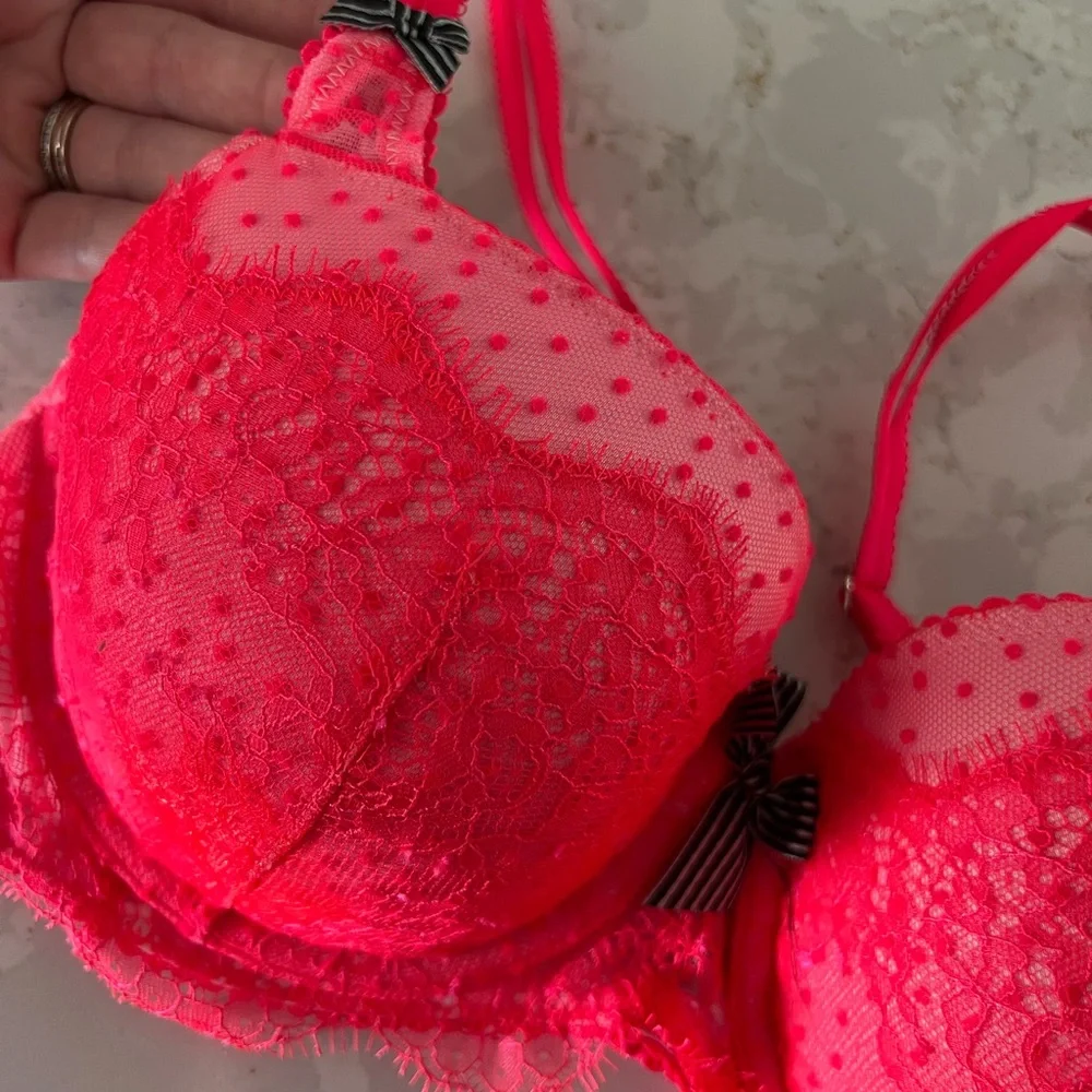 NWOT. Victoria’s Secret bra. 34D. Great condition. - Picture 2 of 4